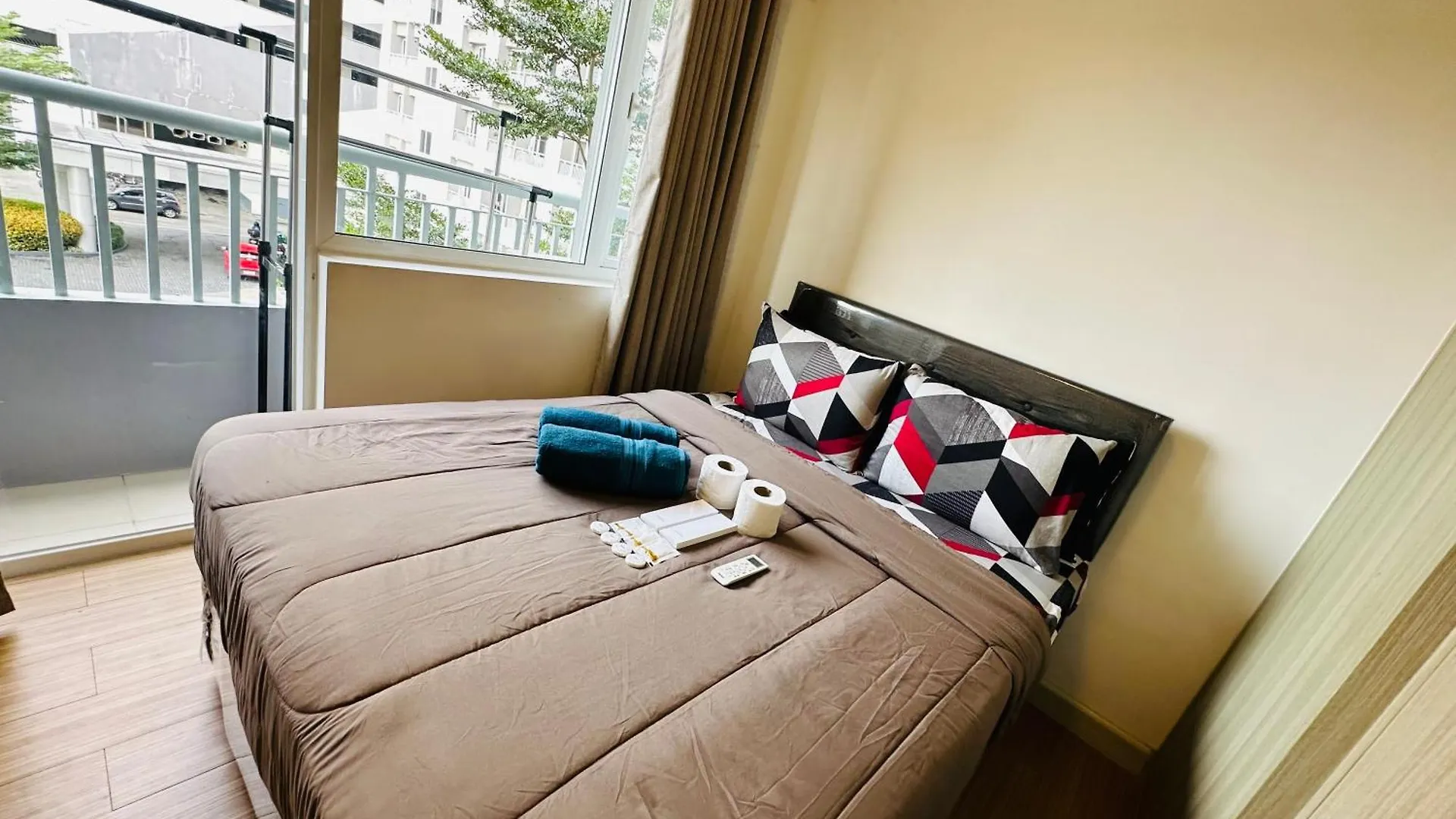 Taguig 1 Bedroom With Balcony Plus Netflix Near Bgc And Airport Manila Apartment